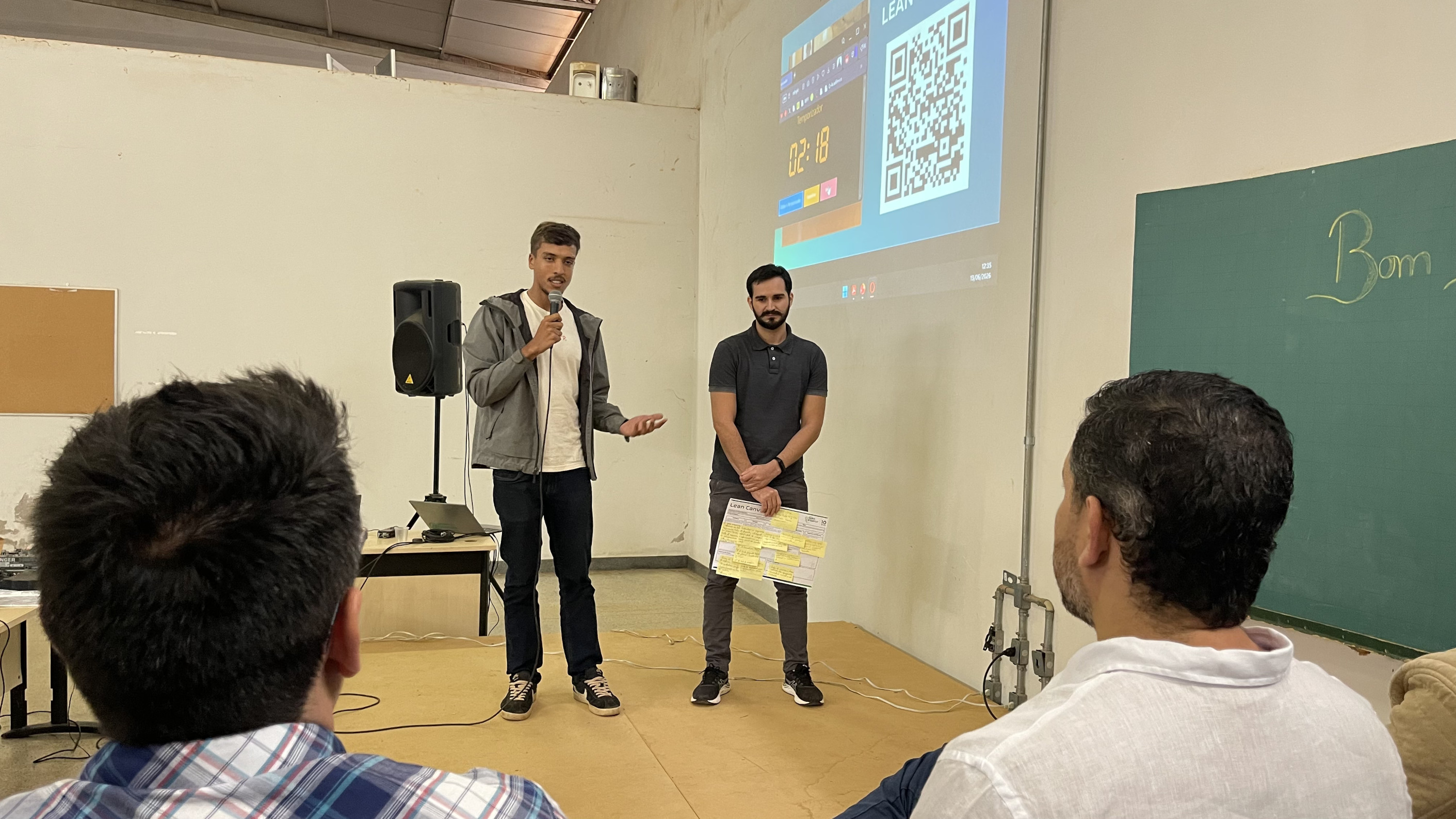 Participantes expõem solução à banca avaliadora durante pitch